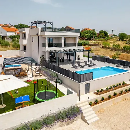 Katarina Zadarvillas *