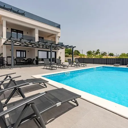 Katarina Zadarvillas *